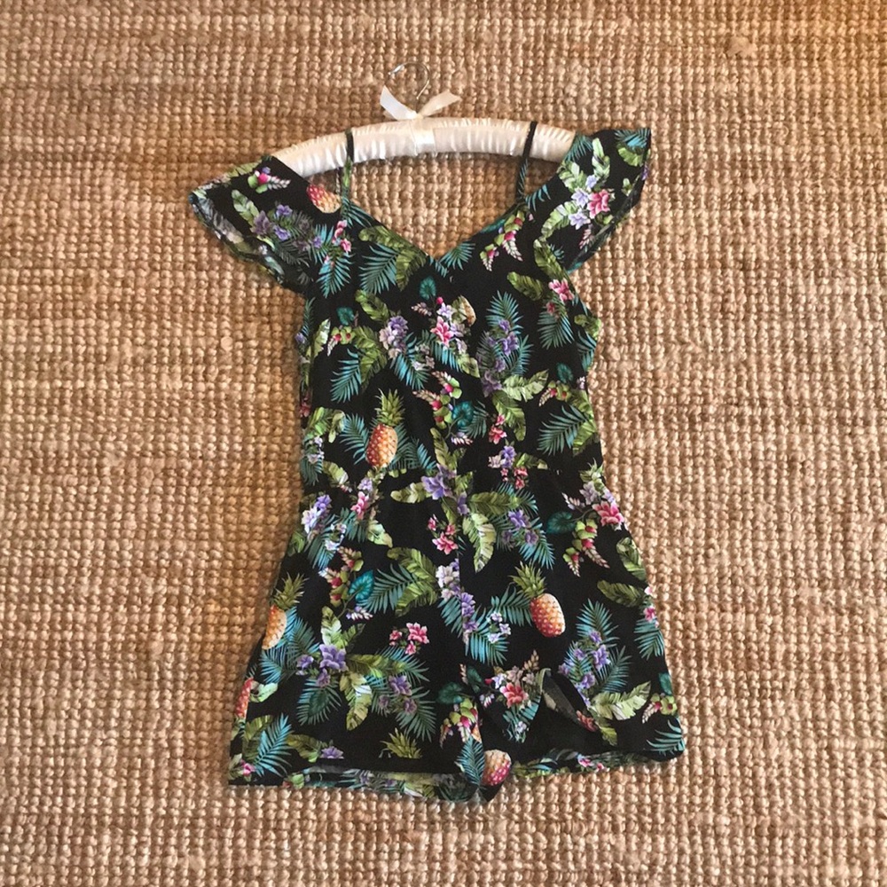 Girls Forever 21 romper. Off the shoulder sleeves